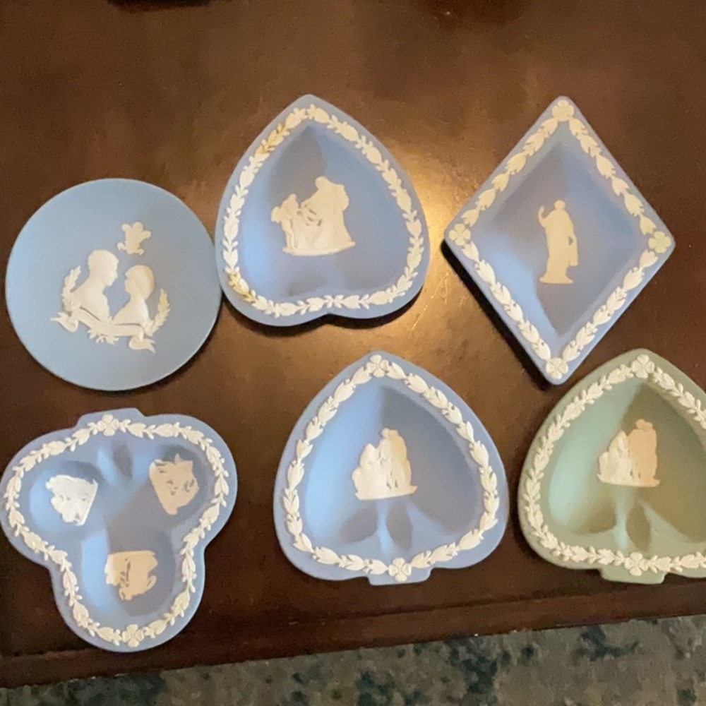 Wedgewood from England 6 trinket dishes. 5 blue 1 green.